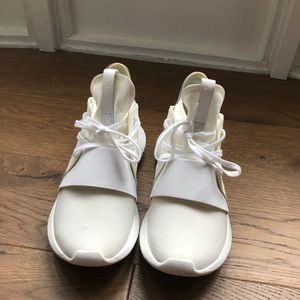 Like new white Adidas sneakers size 8